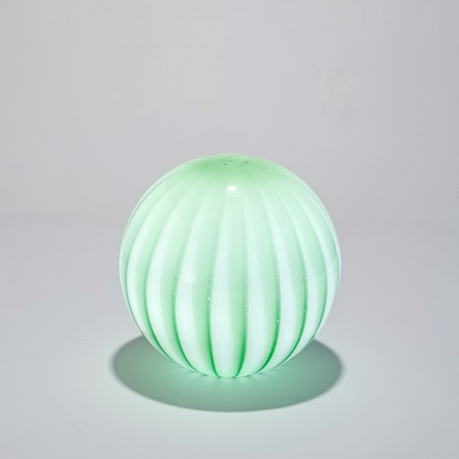 Lampe de table sans fil en verre vert opalin à rayons — Ø 25 cm