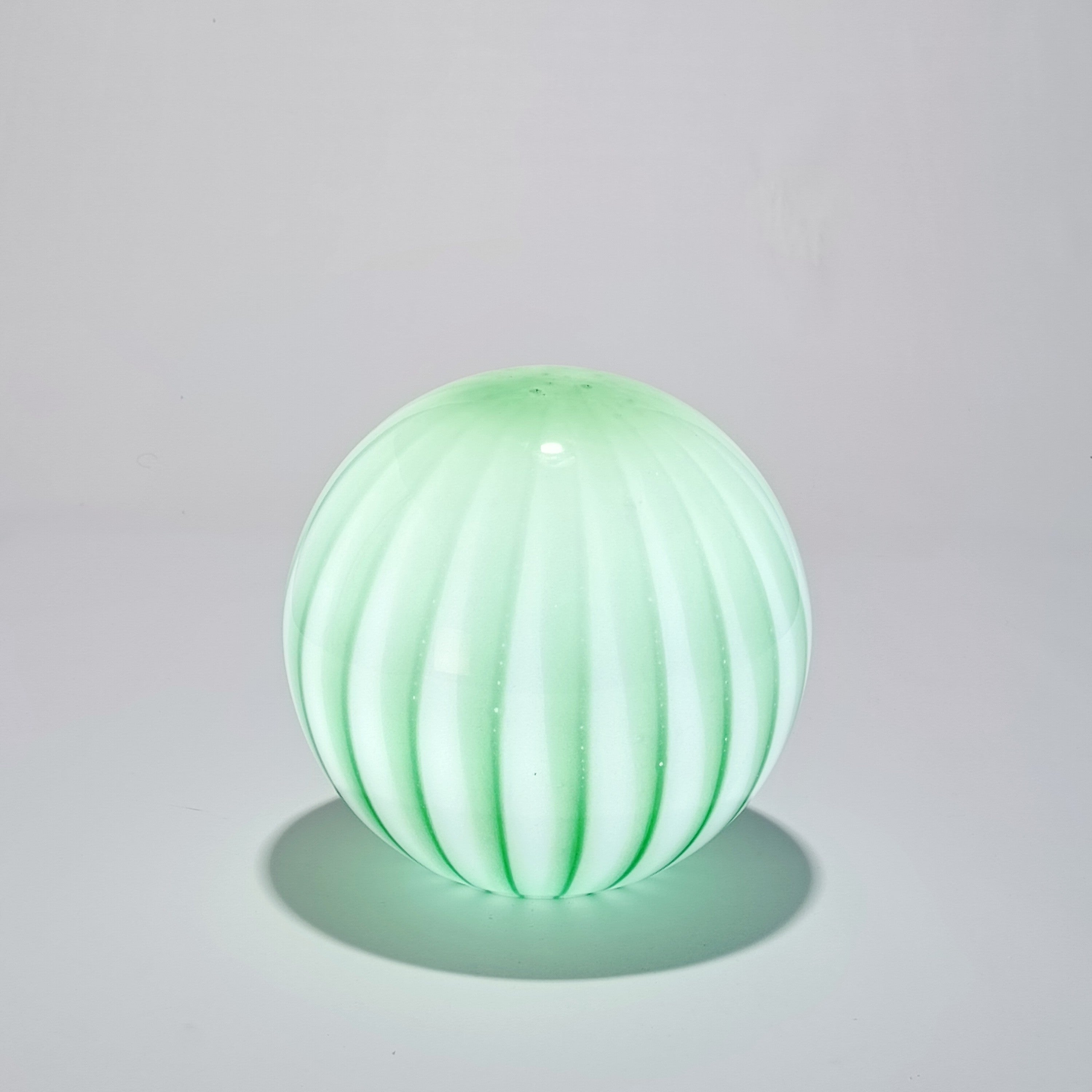 Candeeiro de Mesa Sem Fios em Vidro Opalino Verde Raiado — Ø 25 cm