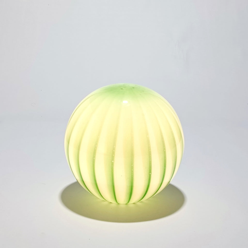 Candeeiro de Mesa Sem Fios em Vidro Opalino Verde Raiado — Ø 25 cm