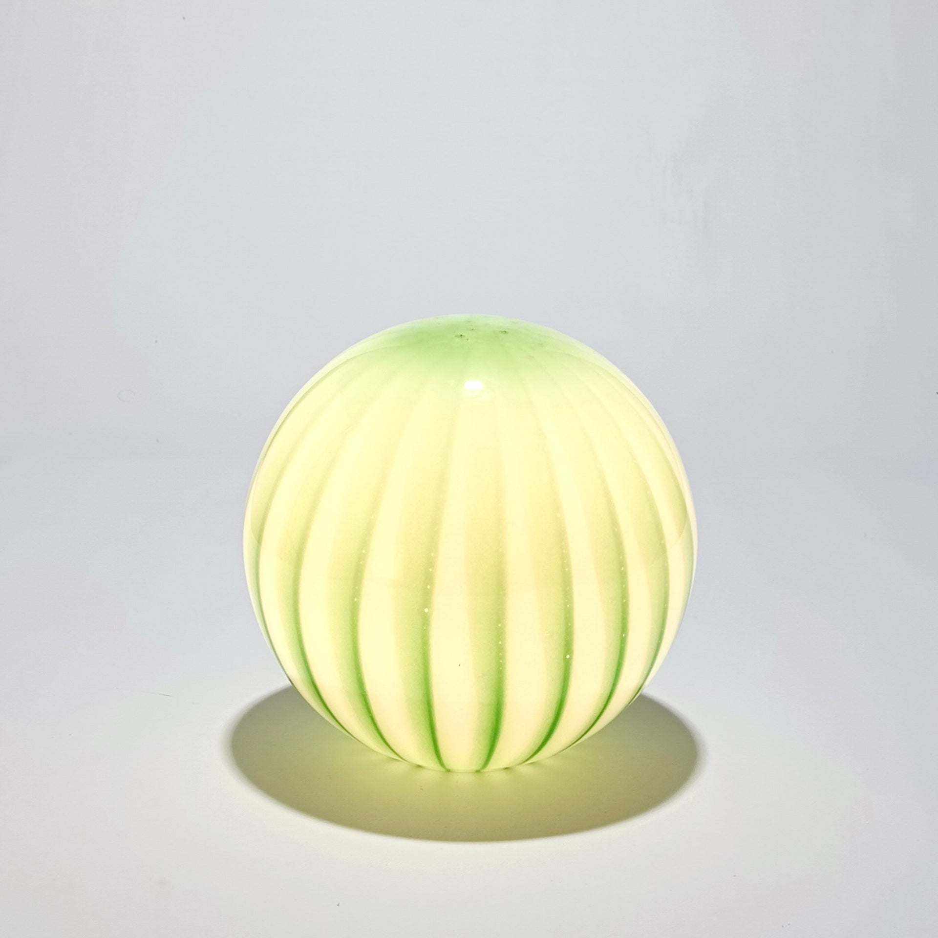 Lampe de table sans fil en verre vert opalin à rayons — Ø 25 cm
