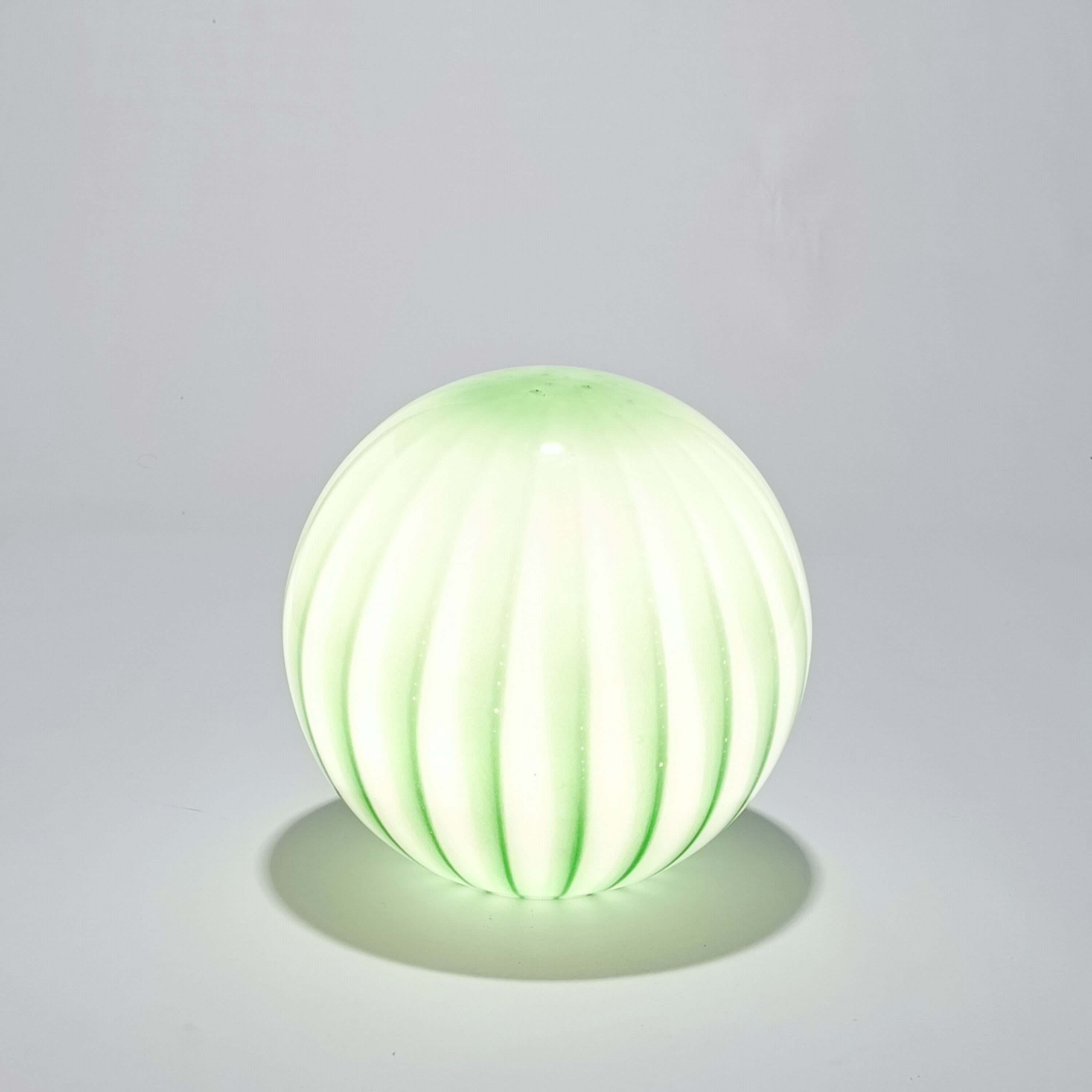 Candeeiro de Mesa Sem Fios em Vidro Opalino Verde Raiado — Ø 25 cm