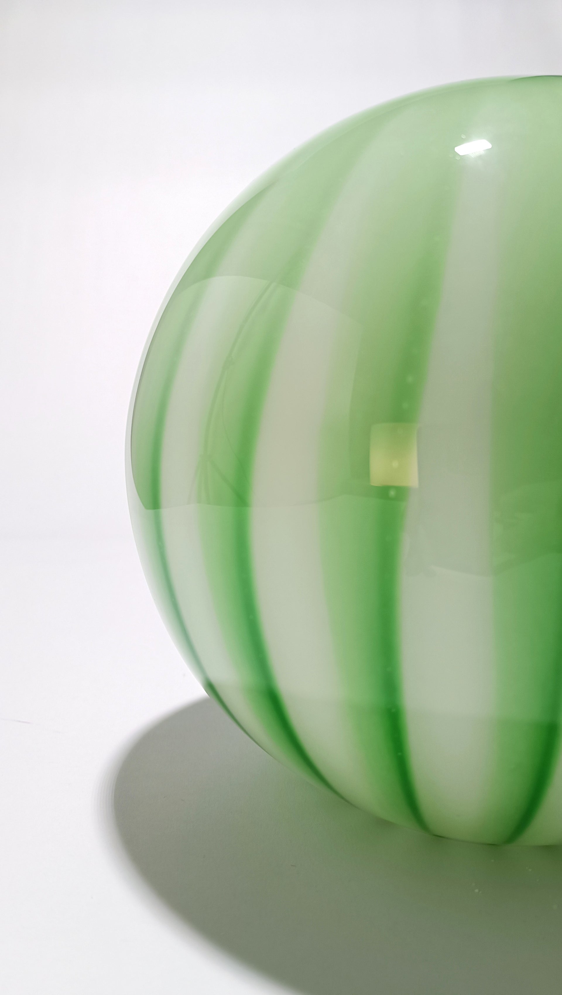 Lampe de table sans fil en verre vert opalin à rayons — Ø 25 cm