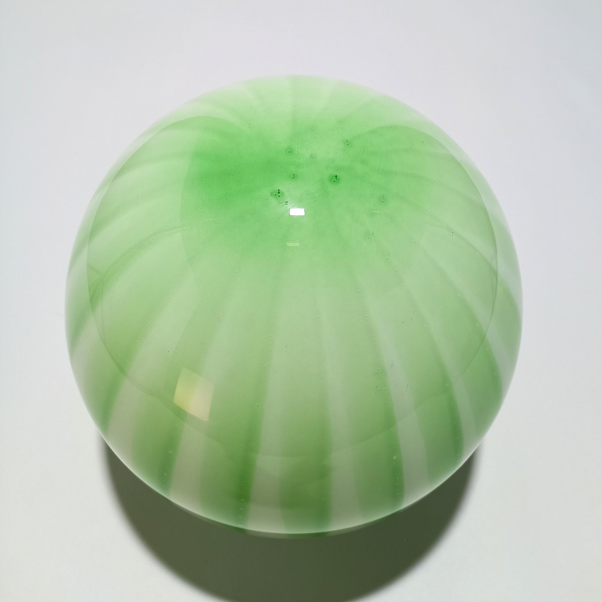 Lampe de table sans fil en verre vert opalin à rayons — Ø 25 cm