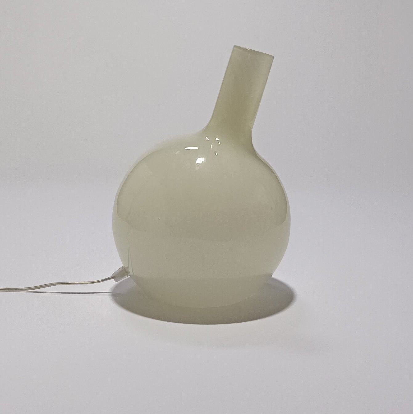 Candeeiro de mesa em vidro soprado branco opalino, modelo Halo Brando.