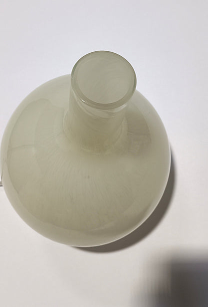 Vista superior do candeeiro Halo Brando, mostrando a abertura do gargalo e o vidro branco opalino.