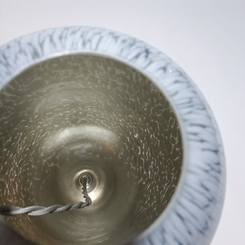 Base de candeeiro de mesa em vidro opala e prata – vista 2