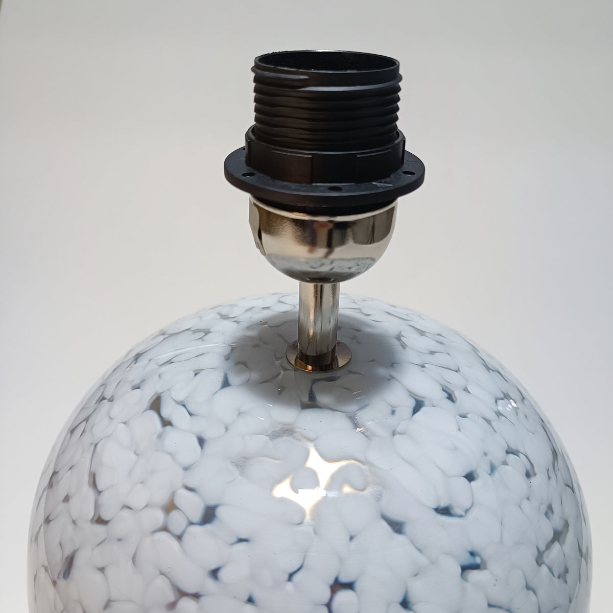 Base de candeeiro de mesa em vidro opala e prata – vista 4