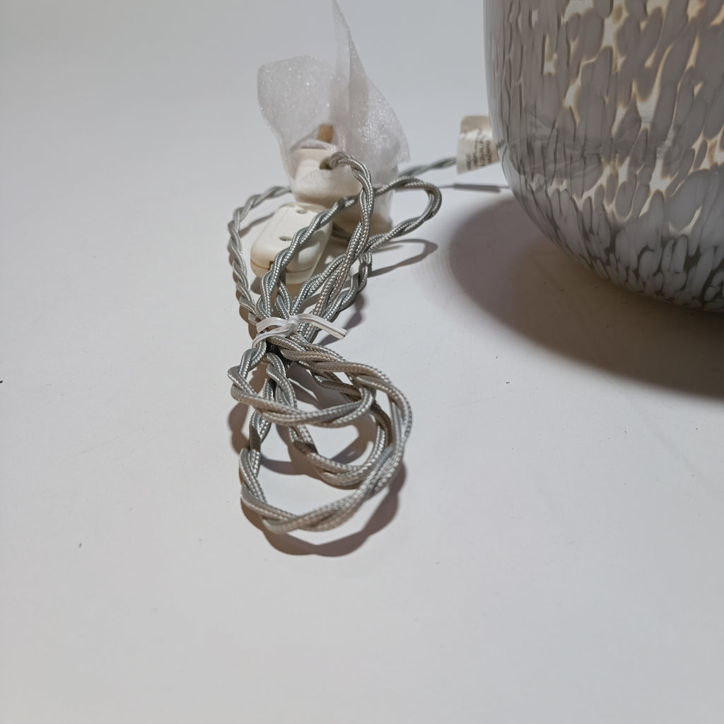 Base de candeeiro de mesa em vidro opala e prata – vista 5