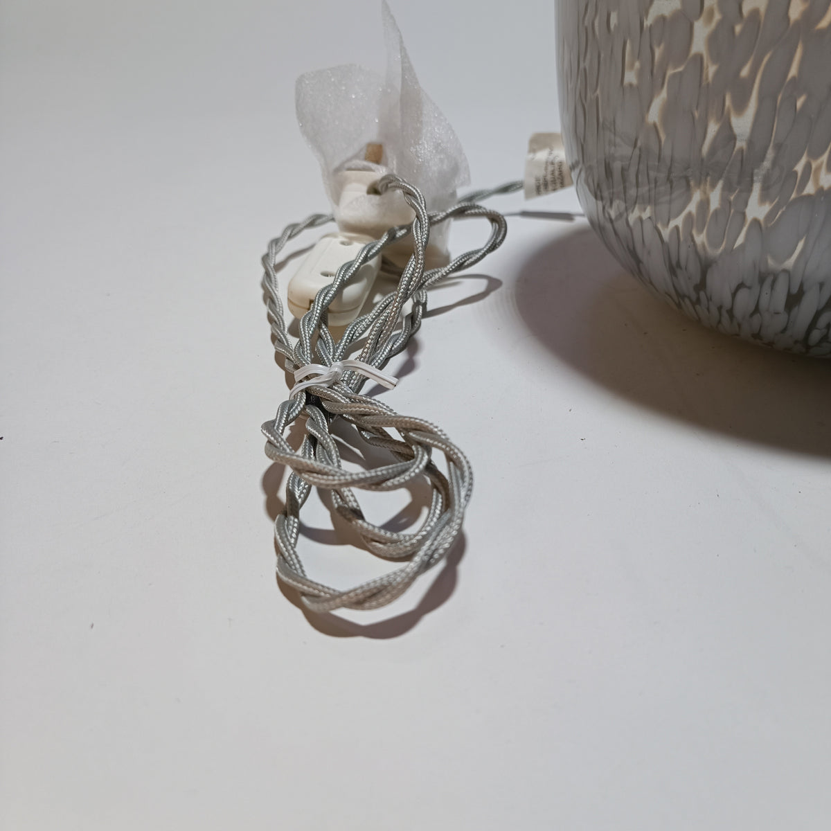 Base de candeeiro de mesa em vidro opala e prata – vista 5