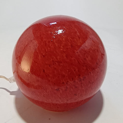 Lámpara de mesa bola en vidrio soplado rojo marmoleado, artesanal