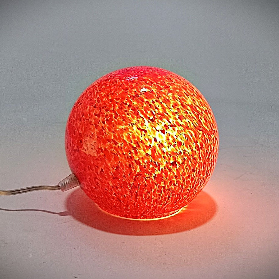 Ball table lamp in marbled red hand-blown glass – view 2