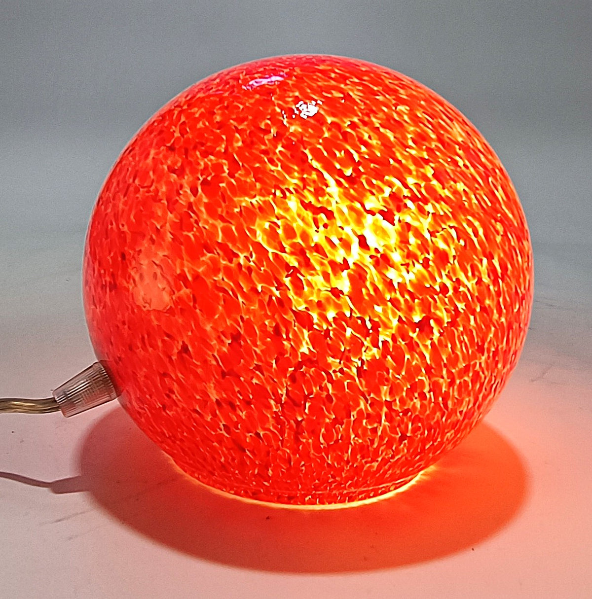 Ball table lamp in marbled red hand-blown glass – view 4