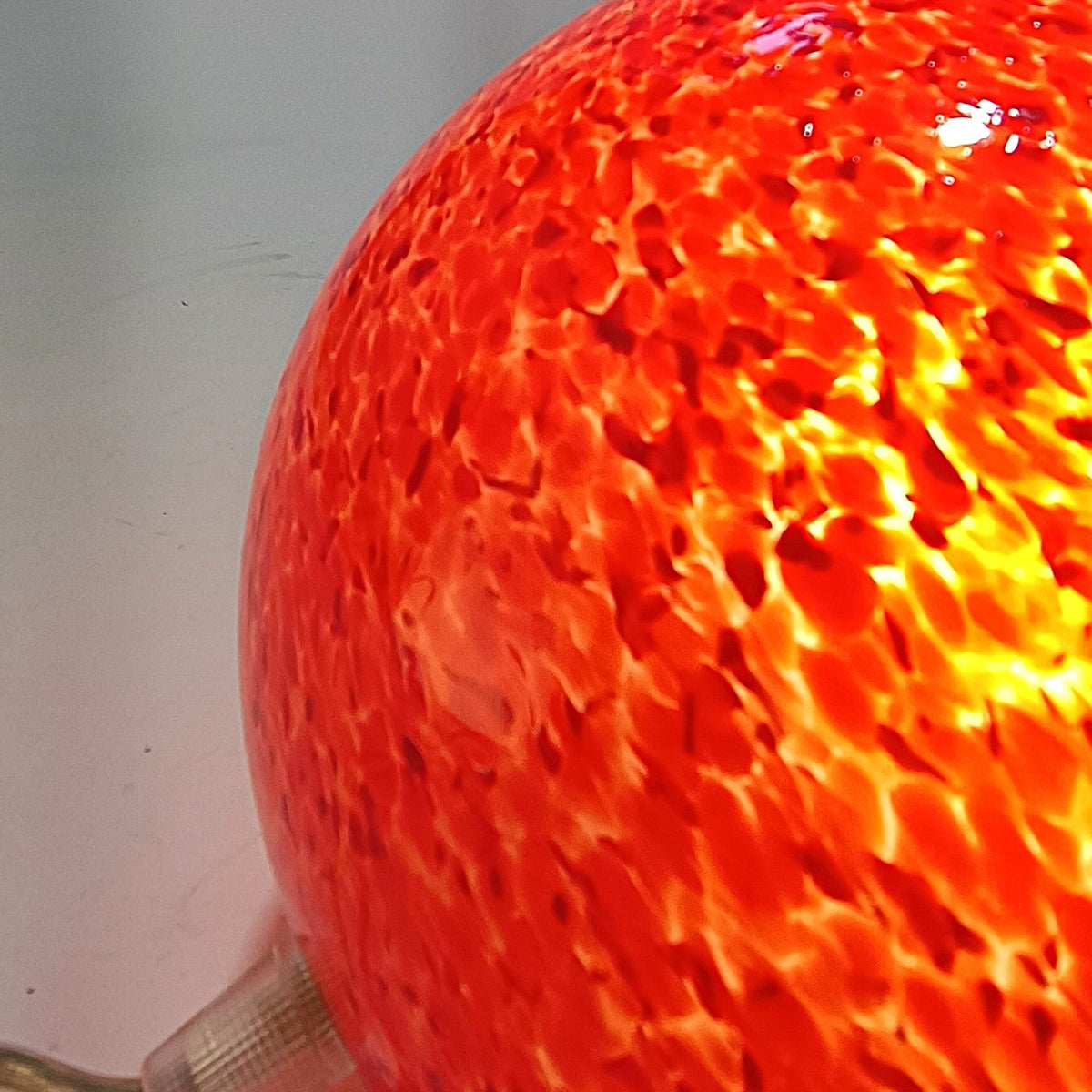 Ball table lamp in marbled red hand-blown glass – view 7
