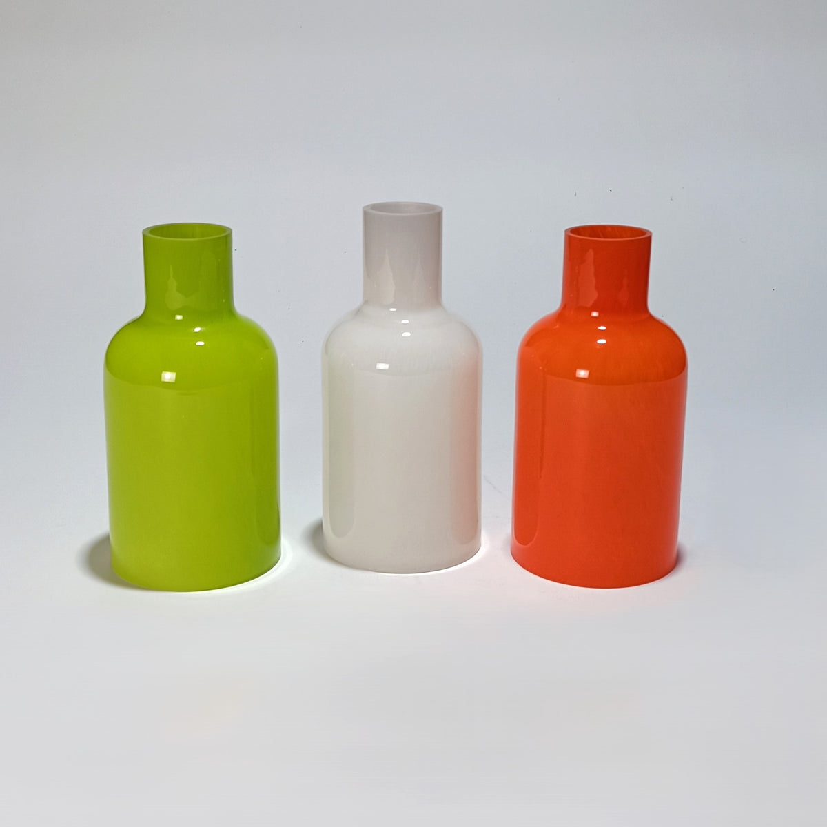 Bottle-shaped table lamp in blown glass, several colours