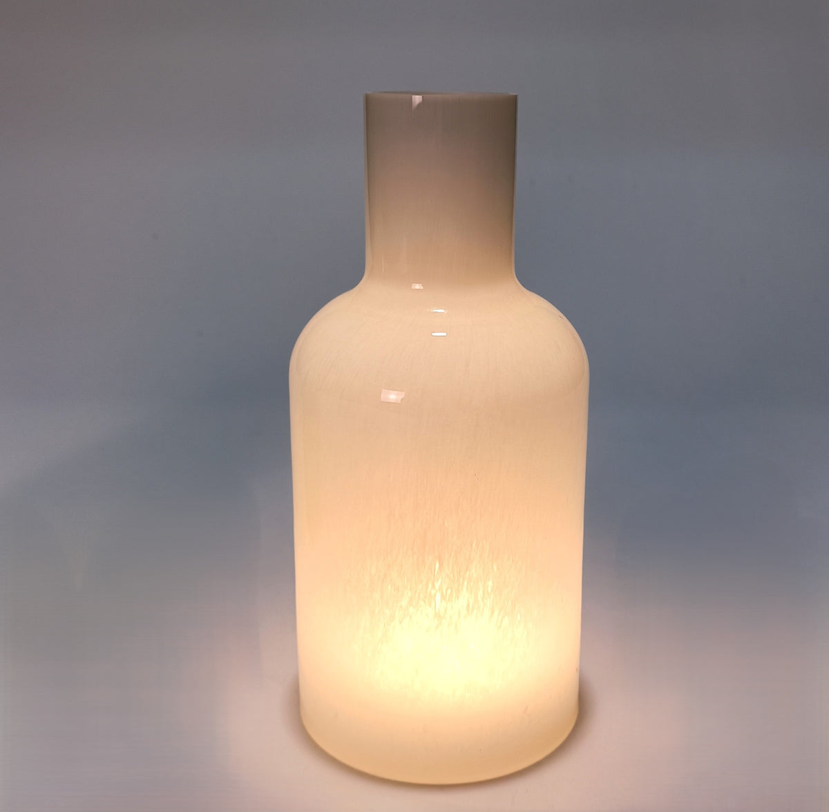 Bottle-shaped table lamp in blown glass, several colours – view 3