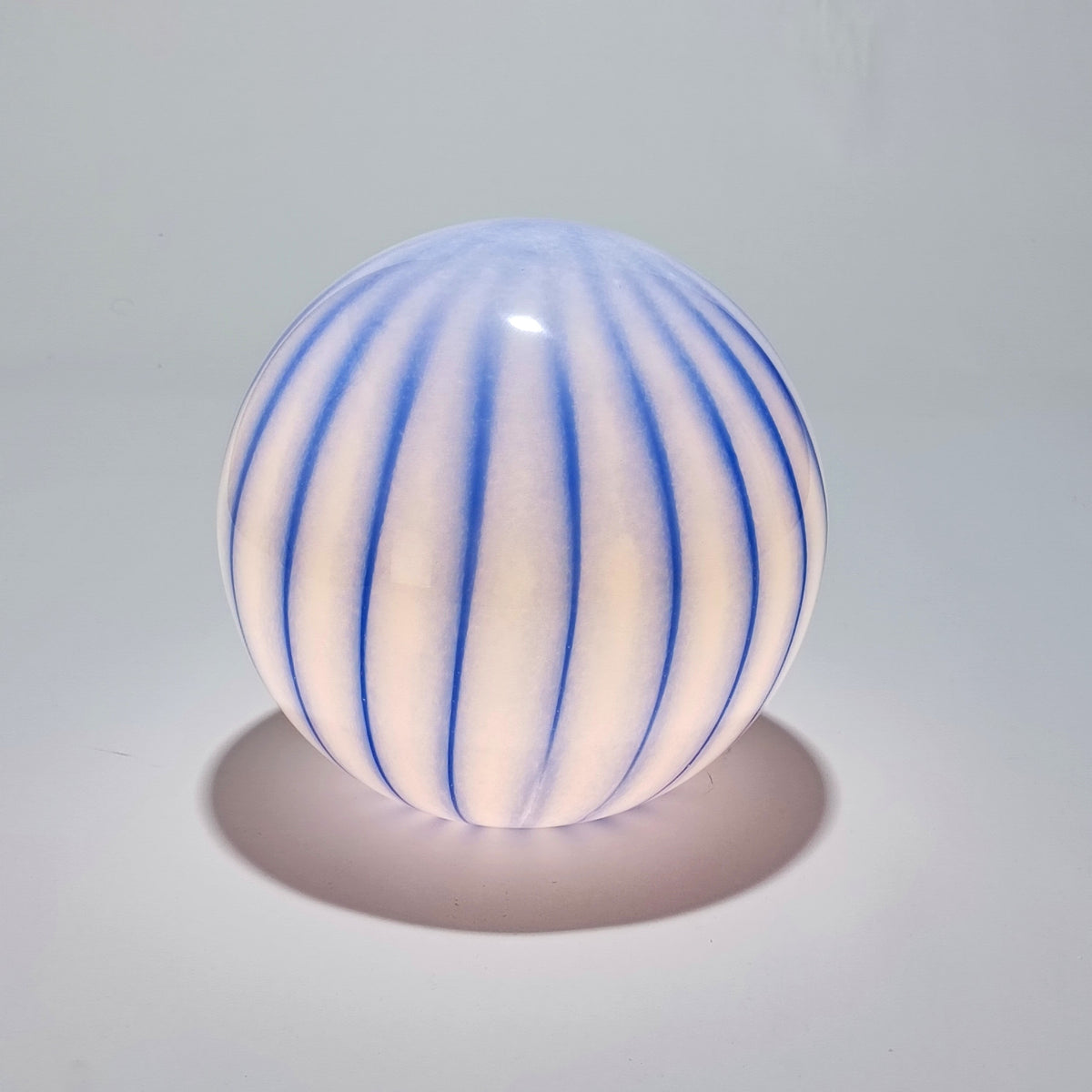 Cordless table lamp in opal glass with blue stripes, Ø 25 cm