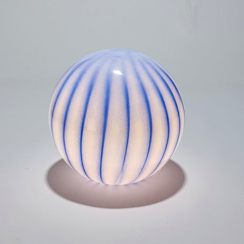Kabellose Tischlampe aus Opalglas mit blauen Streifen, Ø 25 cm