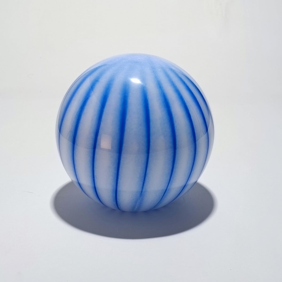 Cordless table lamp in opal glass with blue stripes, Ø 25 cm – view 2