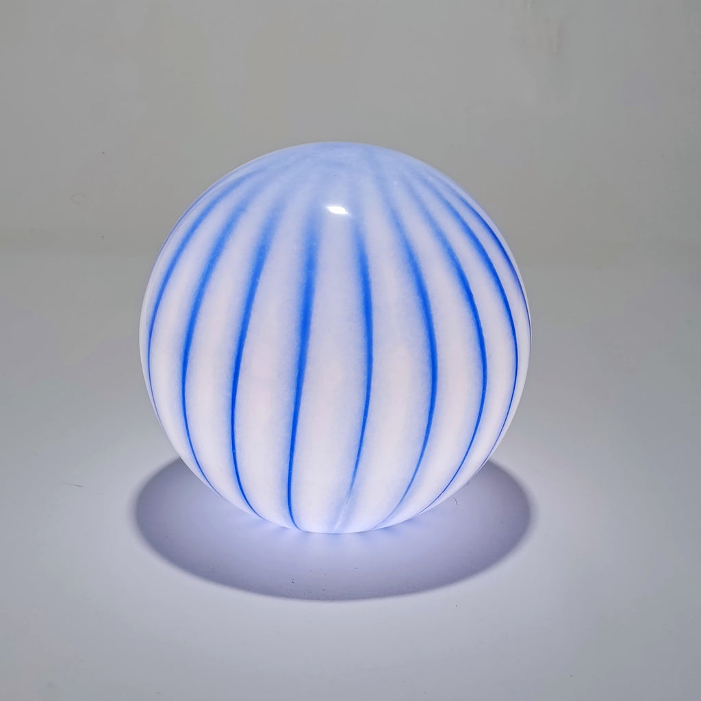 Cordless table lamp in opal glass with blue stripes, Ø 25 cm – view 3