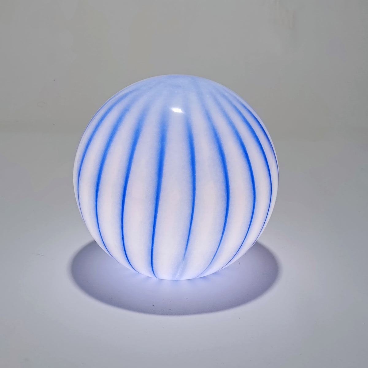 Cordless table lamp in opal glass with blue stripes, Ø 25 cm – view 3