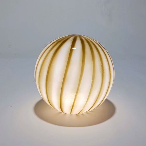 Kabellose Tischlampe aus geripptem olivgrünem Opalglas, Ø 25 cm