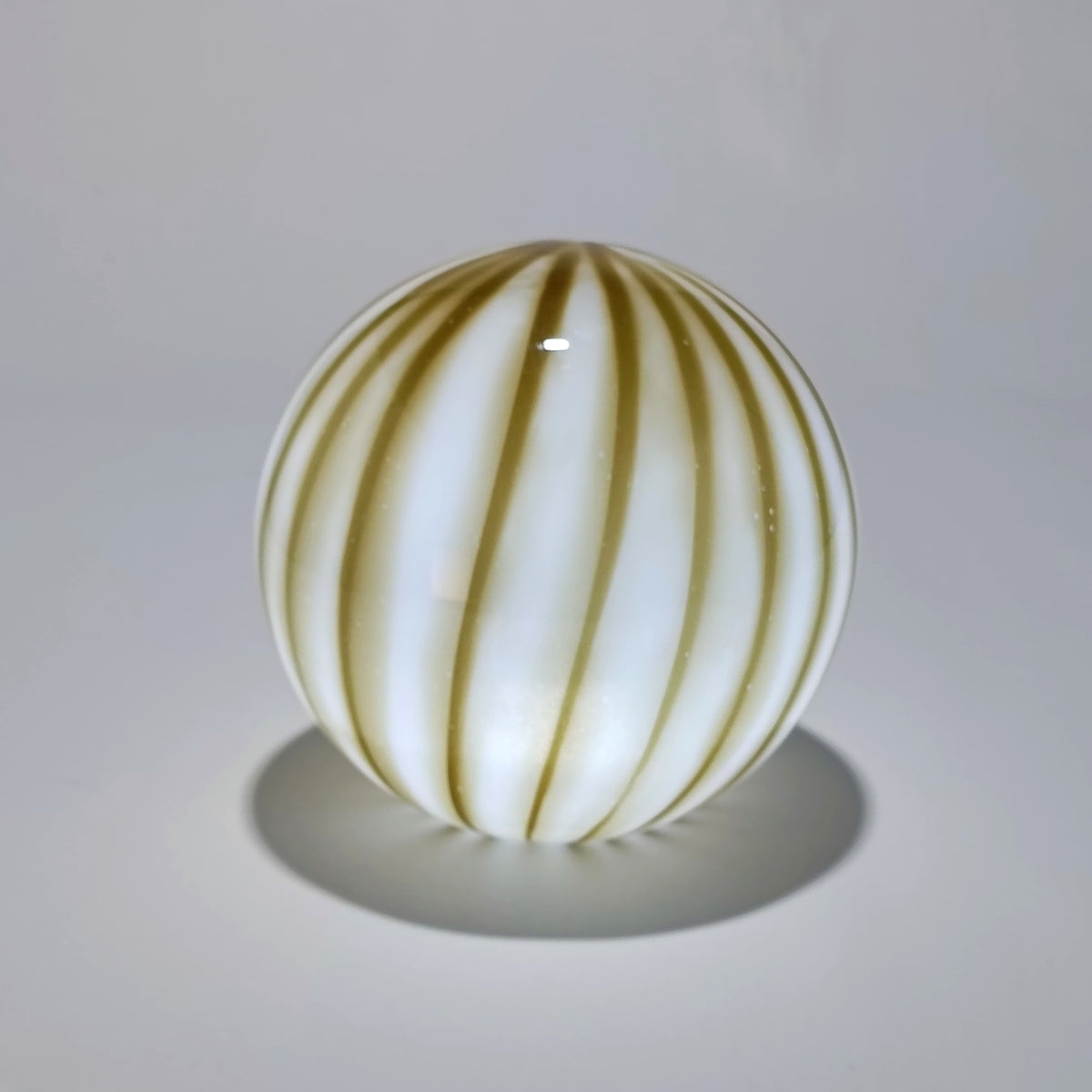 Cordless table lamp in olive-green striped opal glass, Ø 25 cm – view 4