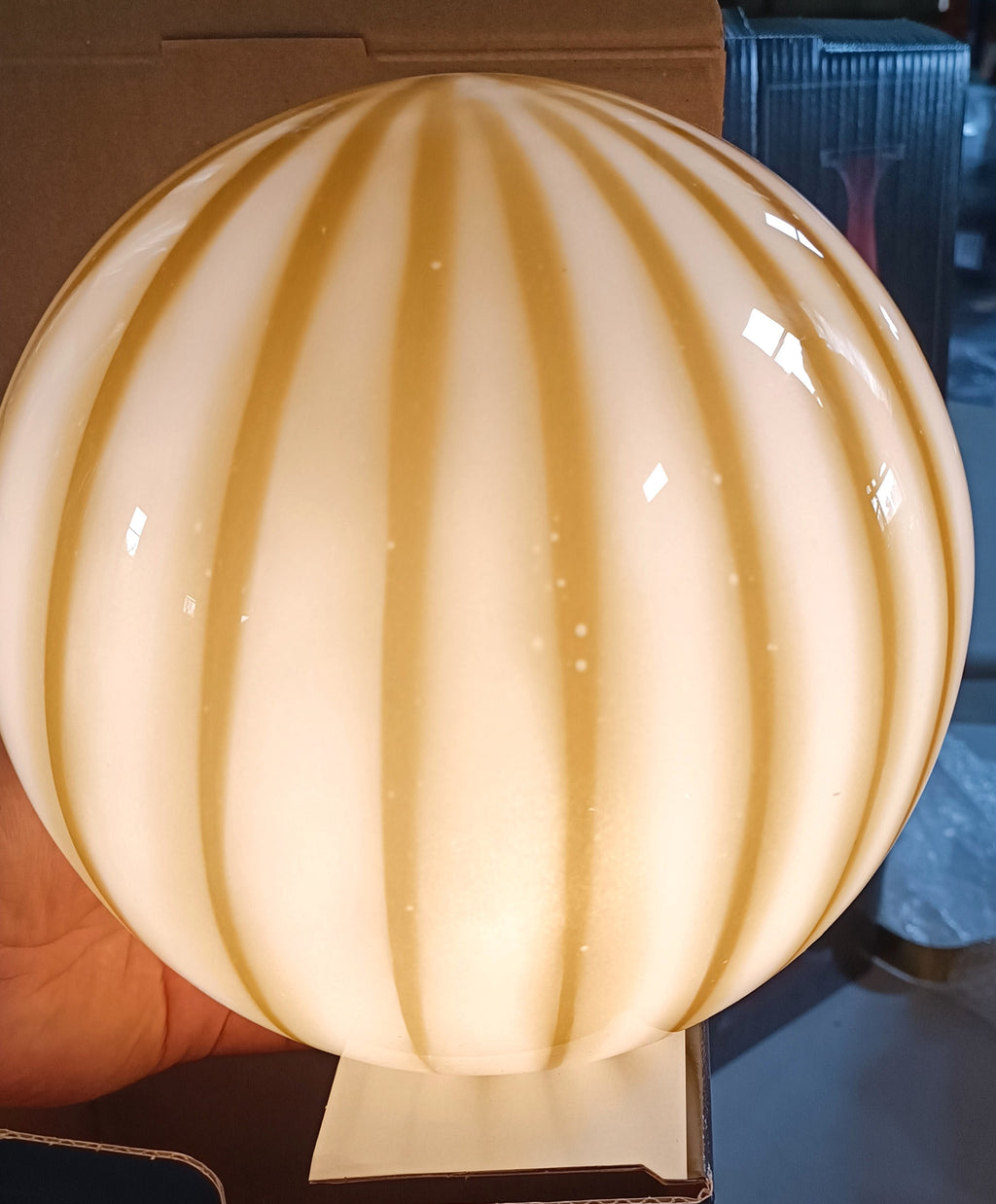 Cordless table lamp in olive-green striped opal glass, Ø 25 cm – view 5