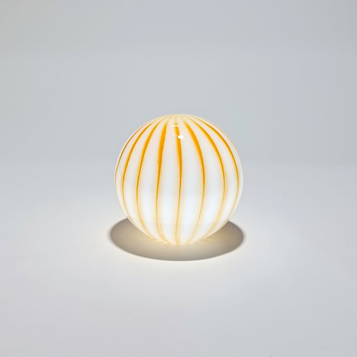Cordless table lamp in yellow striped blown glass, Ø 25 cm – view 2