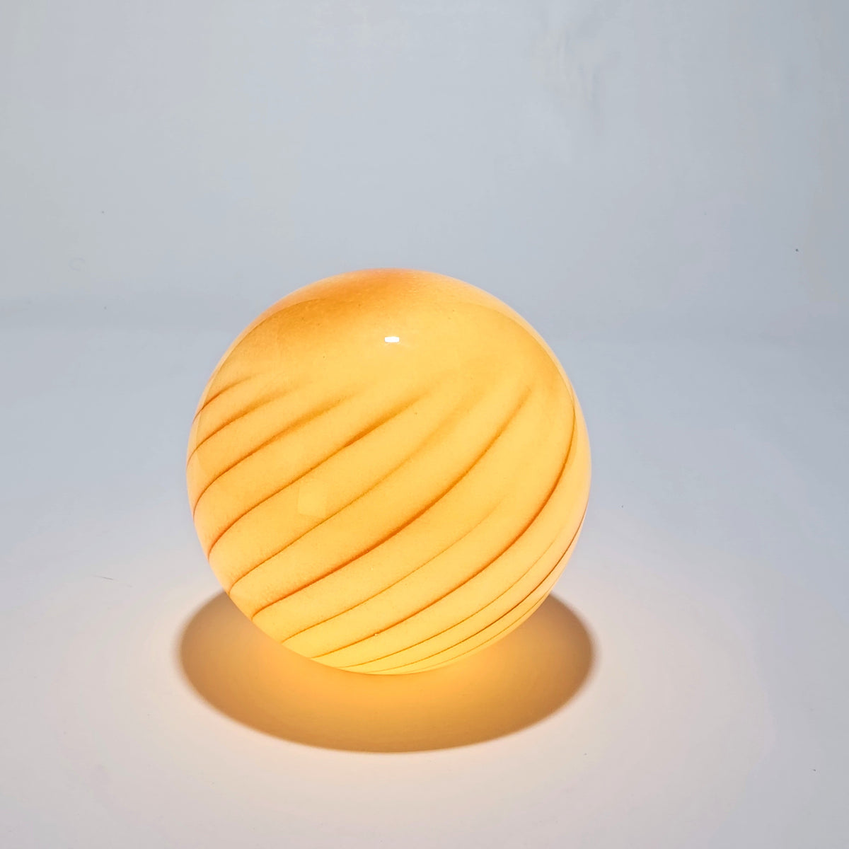 Cordless table lamp in orange striped blown glass, Ø 25 cm – view 2