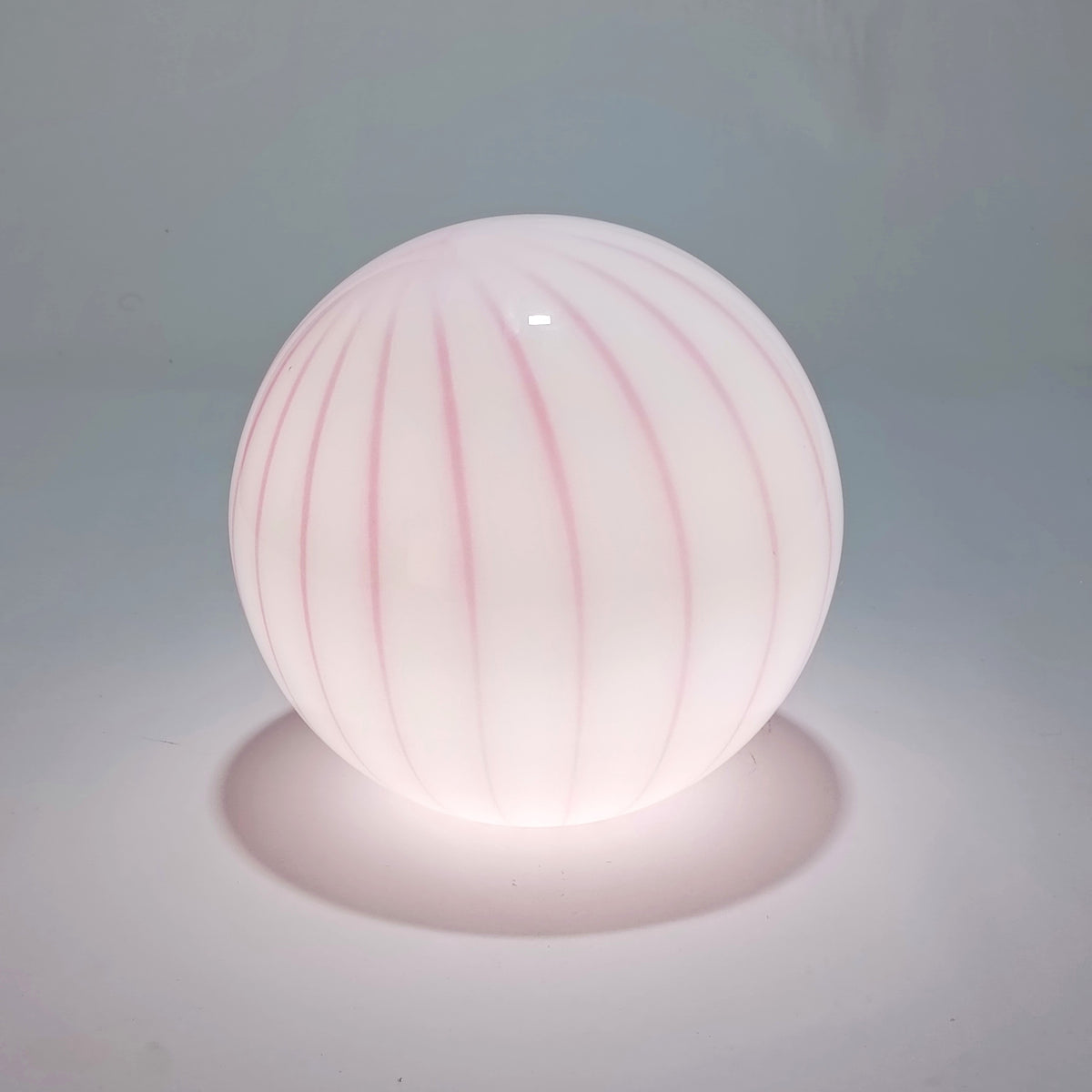 Cordless table lamp in pink striped blown glass, Ø 25 cm