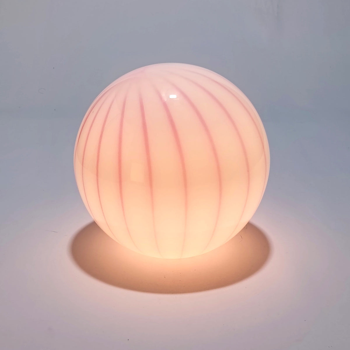 Cordless table lamp in pink striped blown glass, Ø 25 cm – view 3