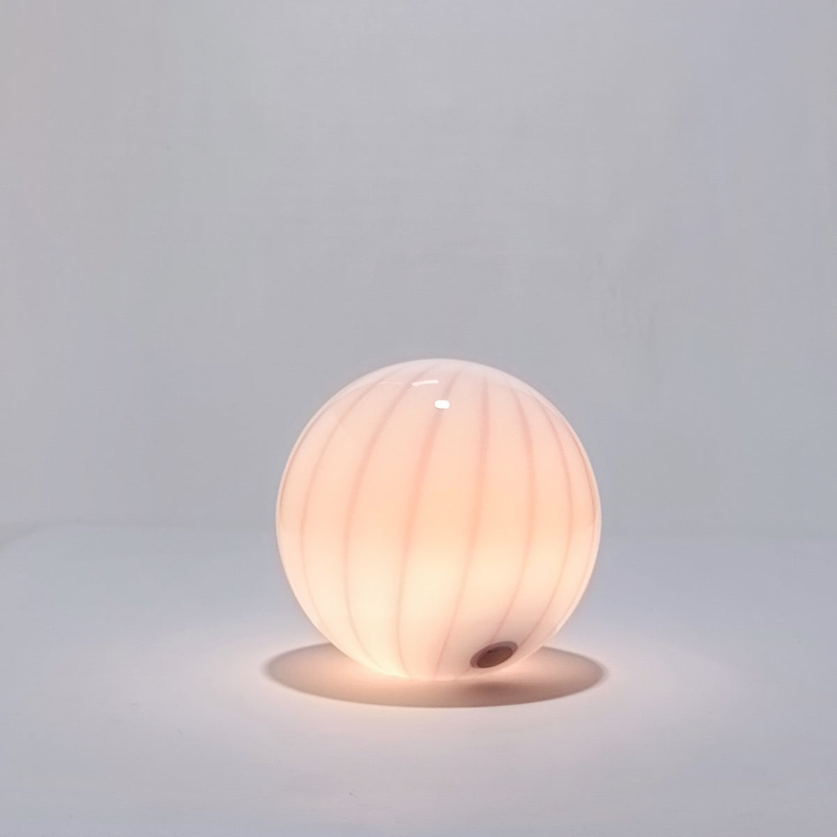 Cordless table lamp in pink striped blown glass, Ø 25 cm – view 4