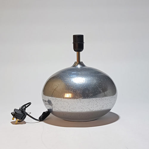 Lámpara de mesa en vidrio con burbujas y base oval plateada – vista 2