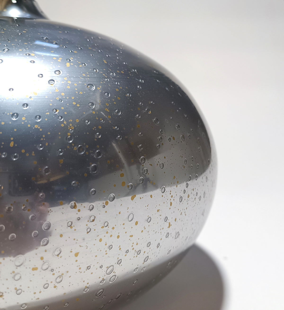 Table lamp in bubbled glass with a silver oval base – view 4