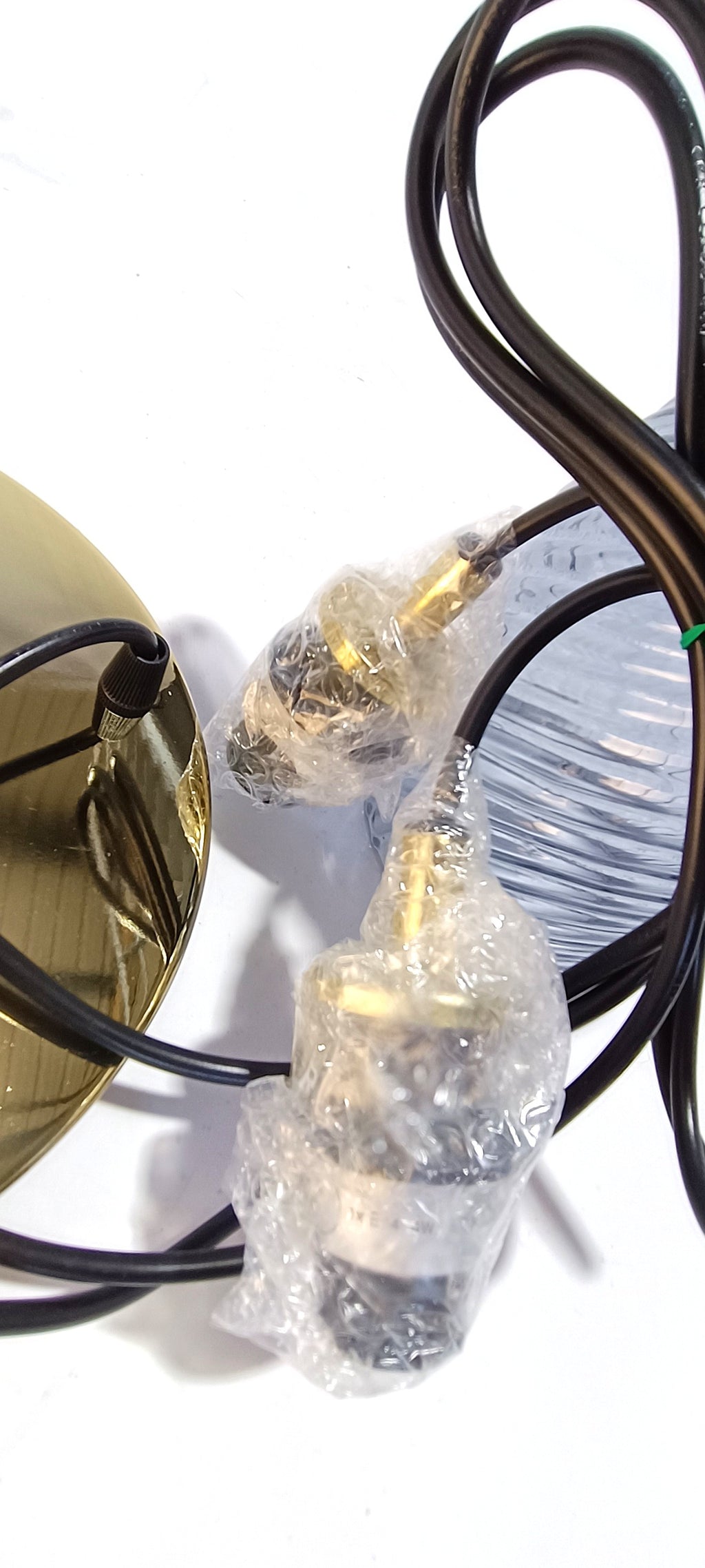 Candeeiro de teto suspenso 3 cúpulas em vidro e metal dourado – vista 3
