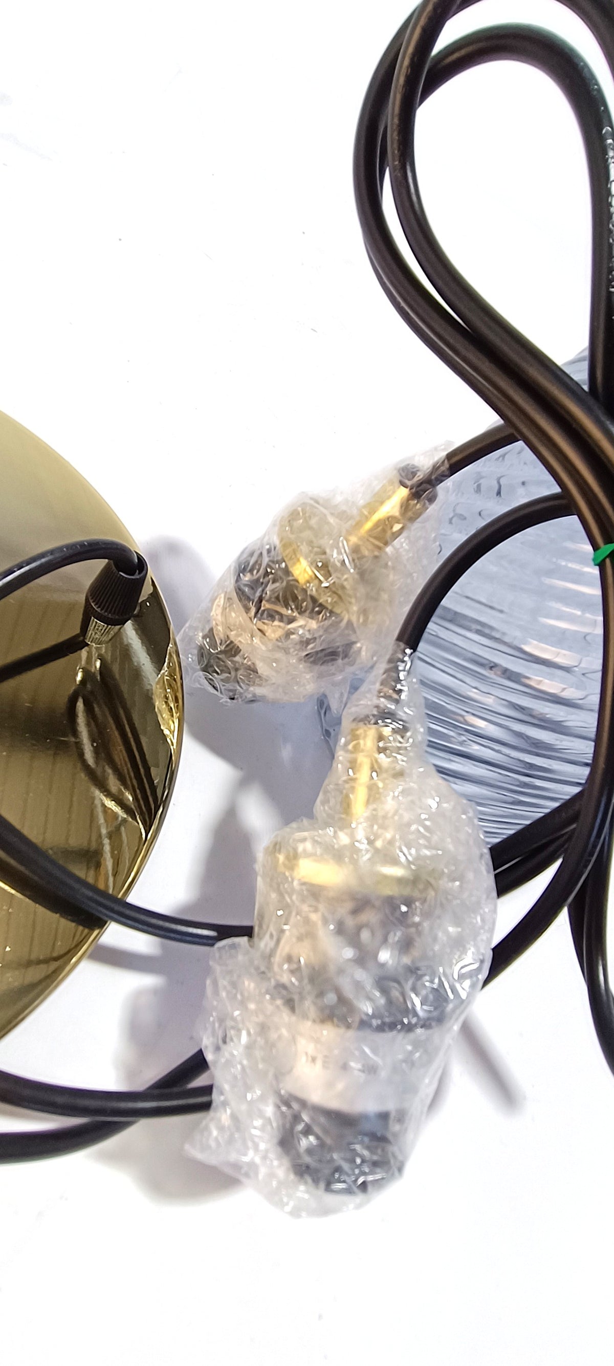 Candeeiro de teto suspenso 3 cúpulas em vidro e metal dourado – vista 3
