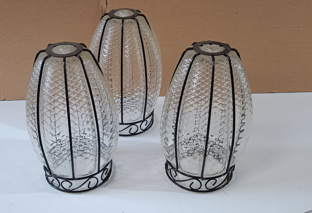 Conjunto de 3 lanternas em vidro texturado com estrutura metálica