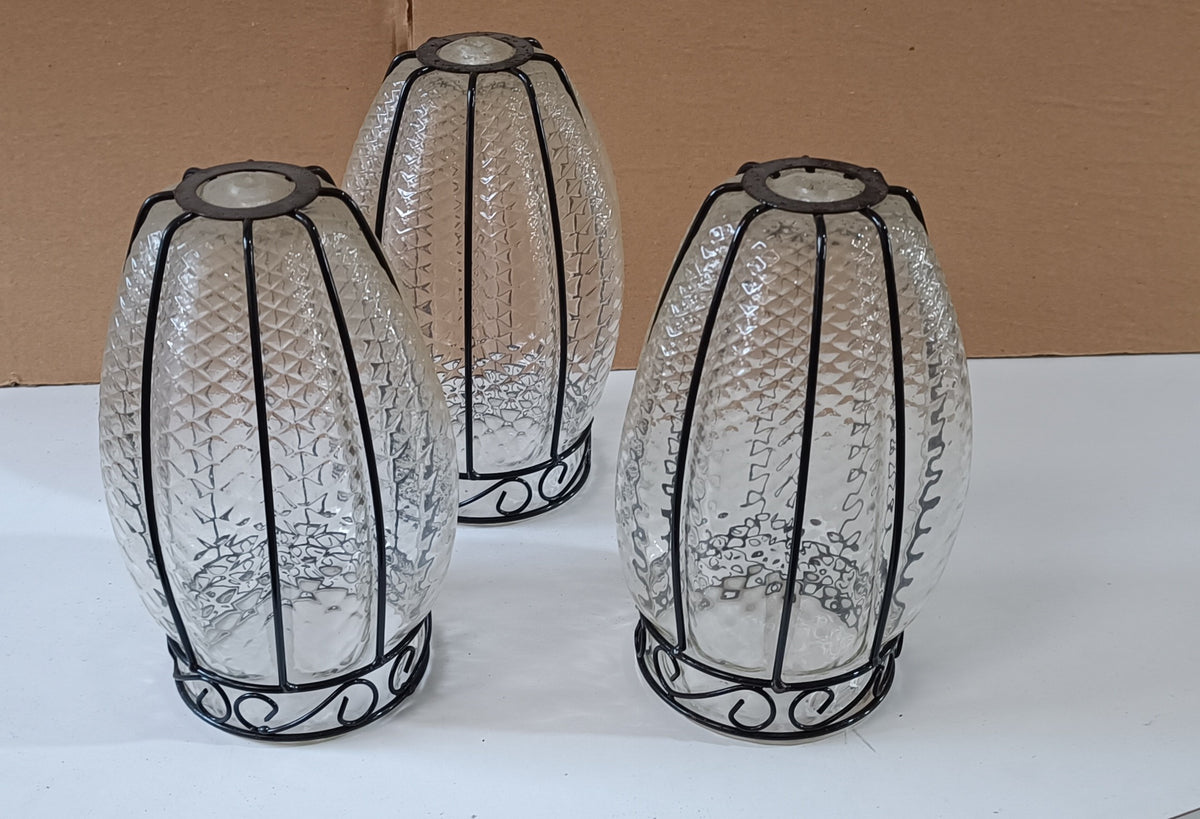 Conjunto de 3 lanternas em vidro texturado com estrutura metálica