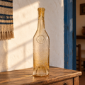 Garrafa de vidro num ambiente tradicional alentejano