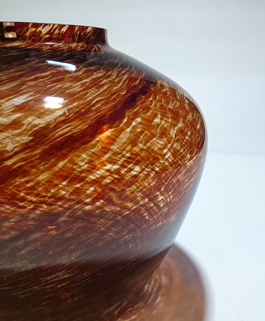 Jarra esfera em vidro soprado âmbar, artesanal – vista 6