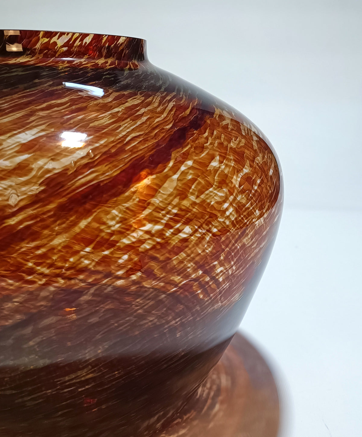 Jarra esfera em vidro soprado âmbar, artesanal – vista 6