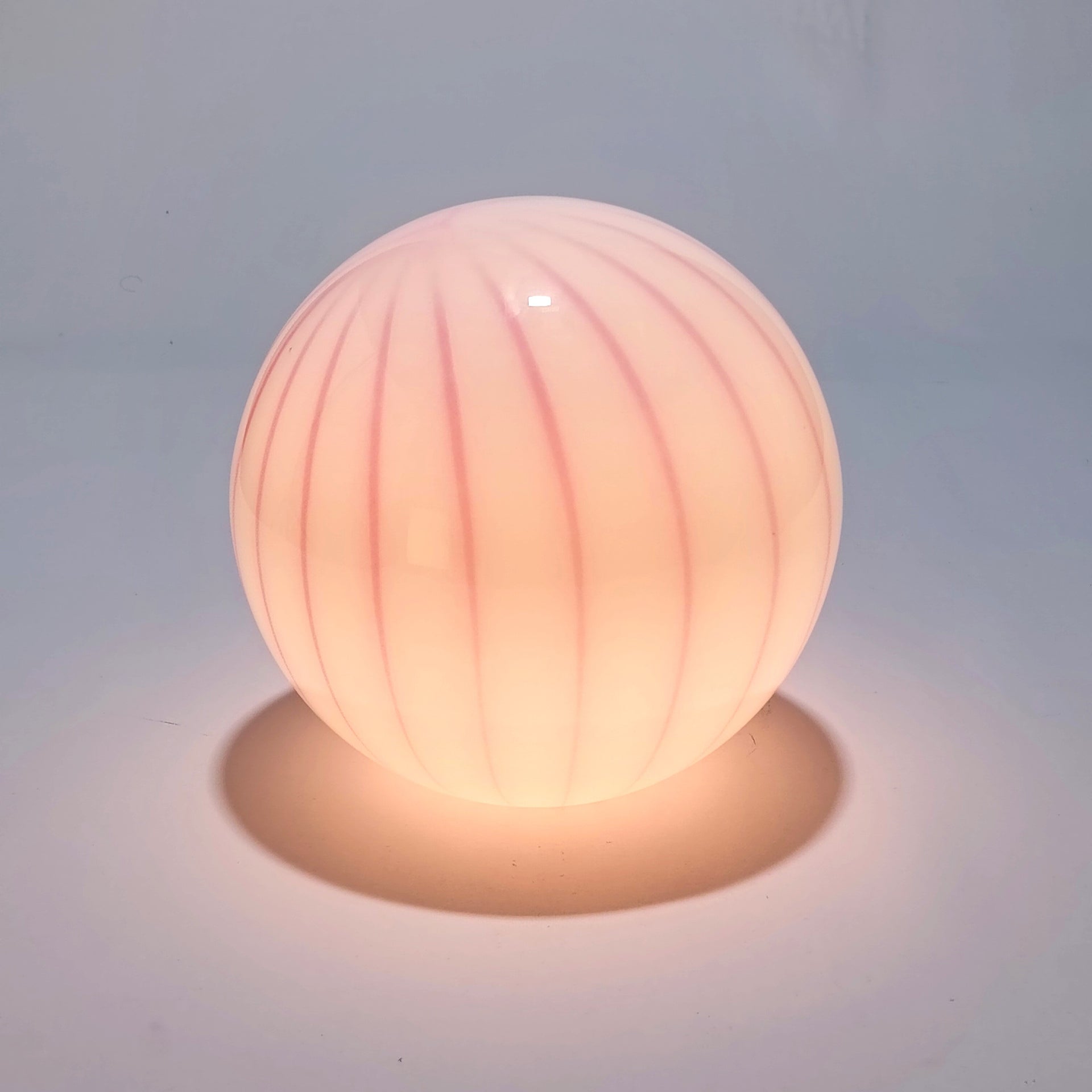 Lámpara de mesa inalámbrica de vidrio soplado – Rosa con rayas | Ø 25 cm