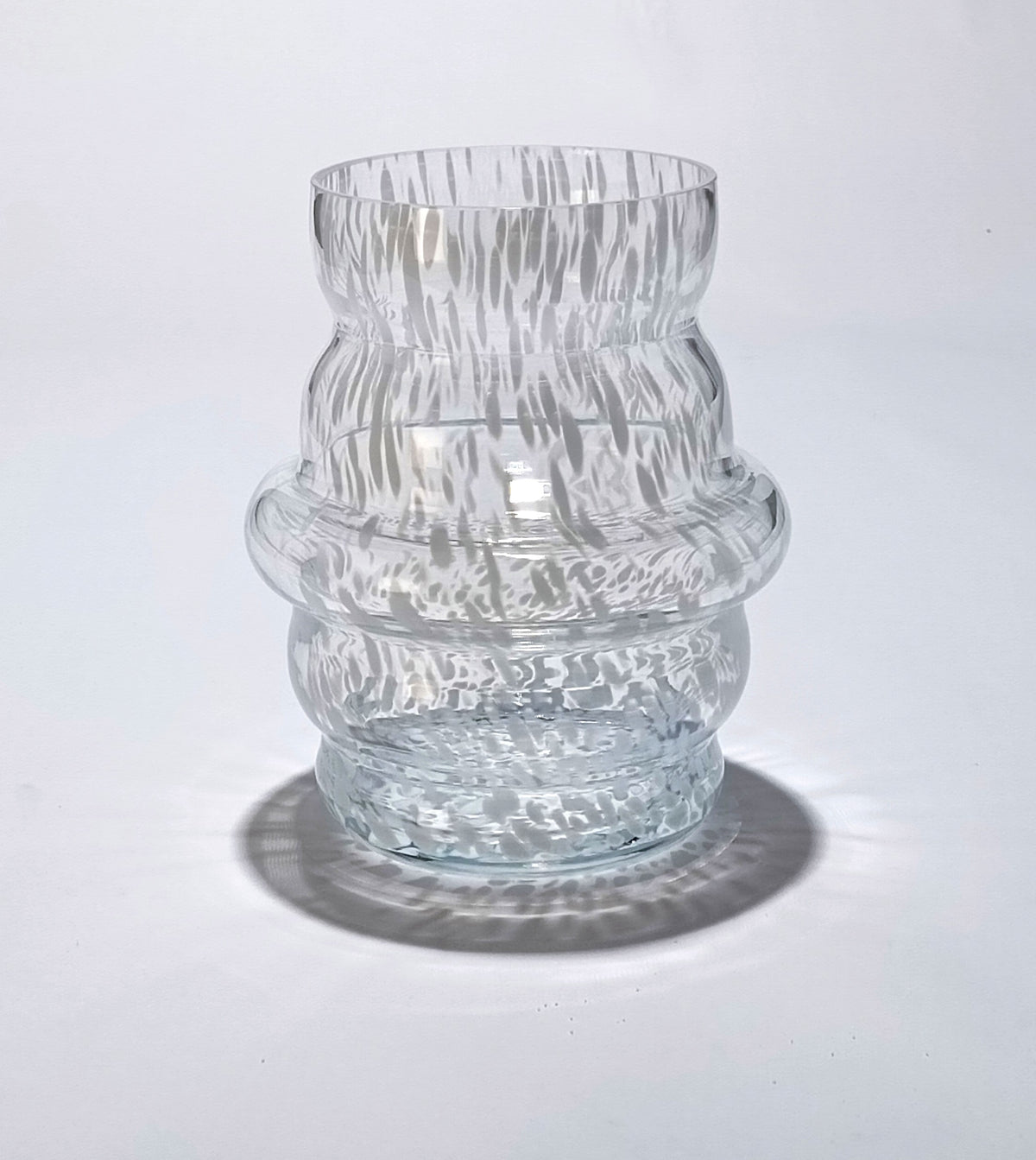 Vaso em vidro soprado ondulado, grão opala
