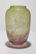 Vaso em vidro soprado verde e rosa com efeito espuma, acabamento brilhante.