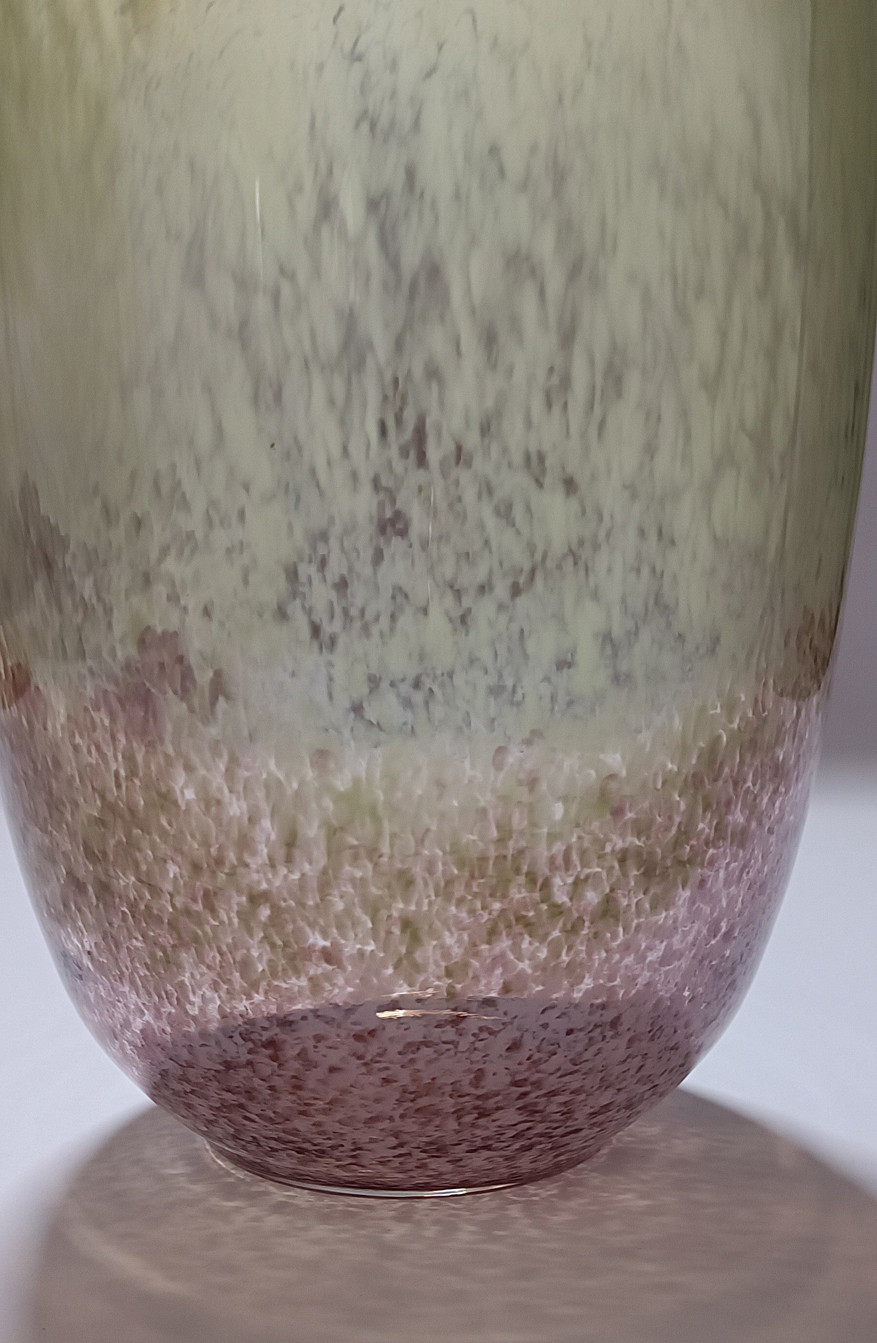 Detalhe do corpo do vaso mostrando a transição do verde para o rosa e o padrão espumado.