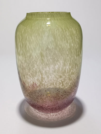 Vaso verde e rosa visto de lado, com relevo subtil no vidro e brilho natural.